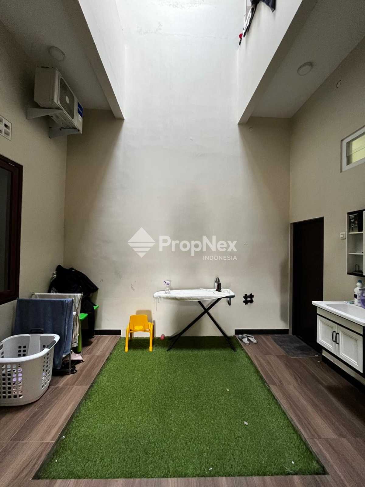 Rumah Modern Bangunan Baru Puri Surya Jaya Sidoarjo — foto 9
